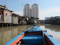 Salah satu pemandangan kontras terlihat di sini. Pemandangan rumah-rumah terapung yang berderet dan berhimpitan, dilatarbelakangi oleh gedung-gedung tinggi pencakar langit. Hal ini menjadi objek foto yang menarik. Jepret! (Afif/detikTravel)