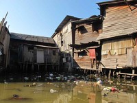 Sampah-sampah plastik dan lainnya mengambang di sepanjang aliran airnya. Sesekali, mungkin Anda harus menutup hidung untuk menahan baunya. Akan tetapi, hal ini juga dapat menjadi wisata yang menarik dan berbeda. Anda seolah melihat sisi lain Jakarta. (Afif/detikTravel)
