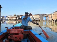 Agus, salah satu pemilik sampan ojek di sini. Menurutnya, banyak wisatawan asing yang wisata berperahu ini. Kebanyakan wisatawan tersebut berasal dari Belanda dan Jepang. Tempat ini bagus untuk wisata, tapi kalau bersih pasti lebih bagus lagi, tuturnya. (Afif/detikTravel)