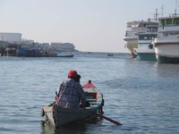 Selama perjalanan, terlihat masyarakat sekitar yang berlalu lalang dengan menggunakan sampan. Mereka berpergian dari satu kampung ke kampung yang lain. Sampan merupakan salah satu transportasi utama di sini. (Afif/detikTravel)