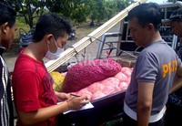 Bantuan sembako sedang didata.