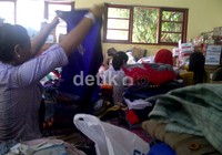 Relawan tengah memilah baju layak pakai untuk warga korban bentrok antar warga di Desa Balinuraga.