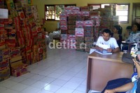 Sebelum dibagikan, bantuan tersebut dikumpulkan di gudang logistik.