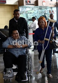 Dendy meninggalkan ruangan dengan mengunakan kursi roda dan dibantu oleh rekannya usai diperiksa. Ramses/detikcom.