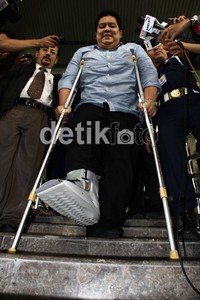 Dengan mengunakan tongkat Dendy melangkah meninggalkan gedung KPK. Ramses/detikcom.