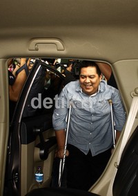 Dendy memasuki mobilnya untuk meninggalkan gedung KPK usai diperiksa. Ramses/detikcom.