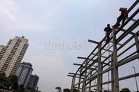 Sejumlah pekerja membangun halte busway koridor 12 di kawasan Rumah Sakit Mitra Kemayoran, Jakarta.