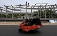 Sebanyak 13 halte akan dibangun di jalur sepanjang 23,7 km tersebut.
