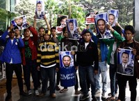 Para demonstran membawa poster Ketua KPK, Abraham Samad, Busro, Bambang Widjayanto serta Menkeu Agus Martawardojo. Ramses/detikcom.