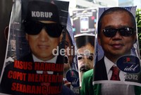 Mereka juga meminta KPK memeriksa Menteri Keuangan Agus Martowardojo dalam kasus Hambalang. Ramses/detikcom.