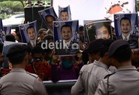 Polisi berjaga-jaga saat sejumlah massa melakukan demo di depan gedung KPK yang meminta KPK mengusut kasus BLBI dan Hambalang. Ramses/detikcom.