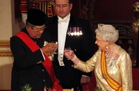 Elizabeth II dan SBY bersulang dalam jamuan makan tersebut.