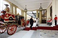 SBY turun dari kereta kerajaan. Di depannya Ratu Elizabeth mengenakan baju putih beserta topinya yang sangat khas.