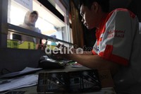 Pembeli kartu perdana juga harus membayar harga kartu Rp 20.000.