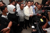 Mereka mengancam akan menggembok gedung KPU Pusat karena merasa dibohongi oleh kinerja KPU.