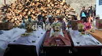Keluarga korban berdoa didepan peti jenazah.