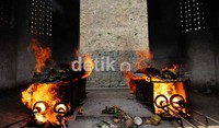 Proses kremasi dilakukan.