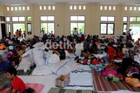 Sebagian warga membawa barang-barang yang masih bisa diselamatkan.