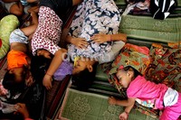 Mereka tidur dengan beralaskan tikar.