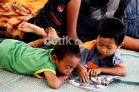 Anak-anak terpaksa belajar di tempat pengungsian.