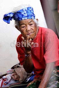 Seorang nenek duduk termenung di tempat pengungsian.