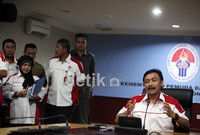 Dalam pernyataannya, Andi juga menantang BPK agar lebih cepat mengenai audit, supaya segera tuntas dan jelas siapa yang salah bisa bertanggungjawab secara hukum.
