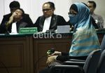 Tetap Bercadar, Istri Nazaruddin Ikuti Sidang Perdana