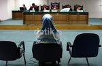 Tetap Bercadar, Istri Nazaruddin Ikuti Sidang Perdana
