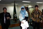 Tetap Bercadar, Istri Nazaruddin Ikuti Sidang Perdana