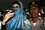 Tetap Bercadar, Istri Nazaruddin Ikuti Sidang Perdana