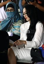Tetap Bercadar, Istri Nazaruddin Ikuti Sidang Perdana