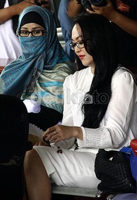 Neneng berbincang dengan Angelina Sondakh di ruang tunggu terdakwa Pengadilan Tipikor, Jakarta. Ramses/detikcom.