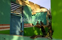 Marinir membersihkan puing-puing sisa kerusuhan di SMP Dharma Bakti, Balinuraga.