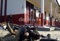 Dua bangkai sepeda motor yang dibakar di halaman SDN3 Balinuraga.