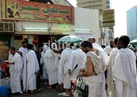 Antrean di sebuah barbershop di Turk Market, Mina. Tarifnya pada pagi hingga siang hari sebesar SR 30 menjadi SR 20 (SR 1 = Rp 2700) pada sore hari.