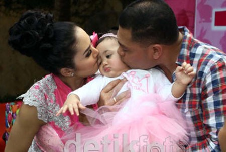 Sayang Adik, Amora Cium Perut Hamil Krisdayanti Setiap Pagi