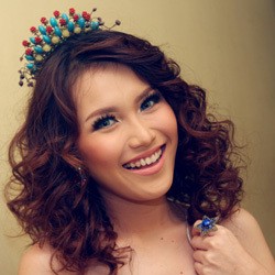 Ayu Ting Ting Hibur Orangtua yang Gagal Naik Haji