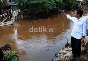 Jokowi dan Djokir Kompak Ingin Bereskan Bantaran Kali Ciliwung