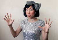 Ia tampil dengan busana silver dan hairpiece pita silver yang mengkilau. Gusmun/detikHot.