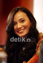 Senyuman Manis Asmirandah