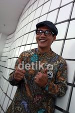 Nugie Tampil Berbatik