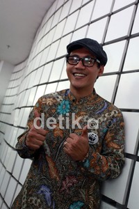 Pemilik nama Agustinus Gusti Nugroho itu tampak mengenakan kemeja batik.