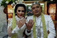 Puri dan sang suami pamer cincin pernikahan mereka.