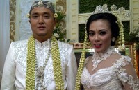 Dengan mas kawin logam mulia 24 karat seberat 99 gram dan uang sejumlah 9.999.999,99 wajah Purie sangat berbinar-binar.