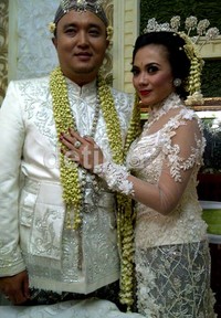 Dibalut kebaya berwarna putih, personel Mahadewi itu terlihat cantik dan selalu menebar senyum.