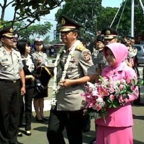 Lengser Sambut Kedatangan Brigjen Anis di Mapolda Jabar