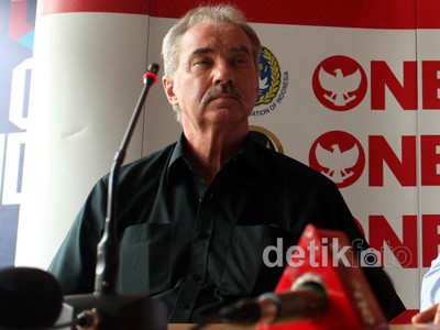 Batal ke Piala AFF, Riedl Pulang Kampung