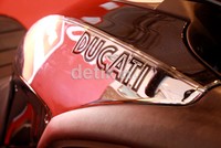 Untuk mempertegas karakternya, aksen krom juga bisa dilihat di beberapa bagian. Ada pun tulisan Ducati di samping tangki bensin juga memiliki font yang berbeda dan menyiratkan kesan jadul yang lebih kuat.