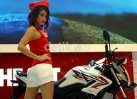 Honda memperlihatkan CB150R StreetFire pada pembukaan Jakarta Motorcycle Show.