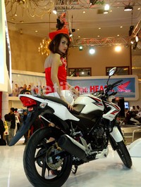 Honda CB150R StreetFire ini akan ditempatkan di antara MegaPro dan Tiger. Dan dengan begitu, diperkirakan harga motor ini akan berada dikisaran angka Rp 20 jutaan.